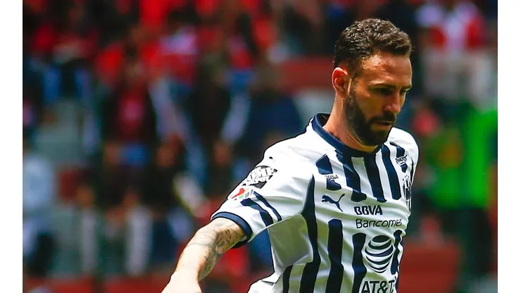 Layún vio pasar el gol de Necaxa y lo fustigaron en Twitter
