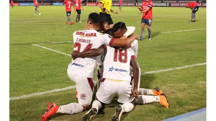 Deportes Tolima festeja su victoria en Bolivia frente a Jorge Wilstermann.