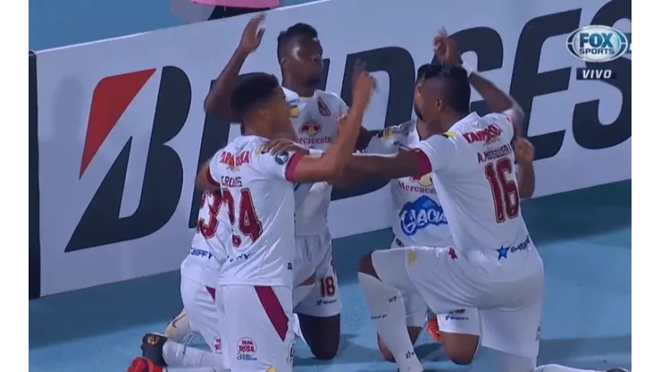 Celebración en Deportes Tolima por el 0-2 en Bolivia.