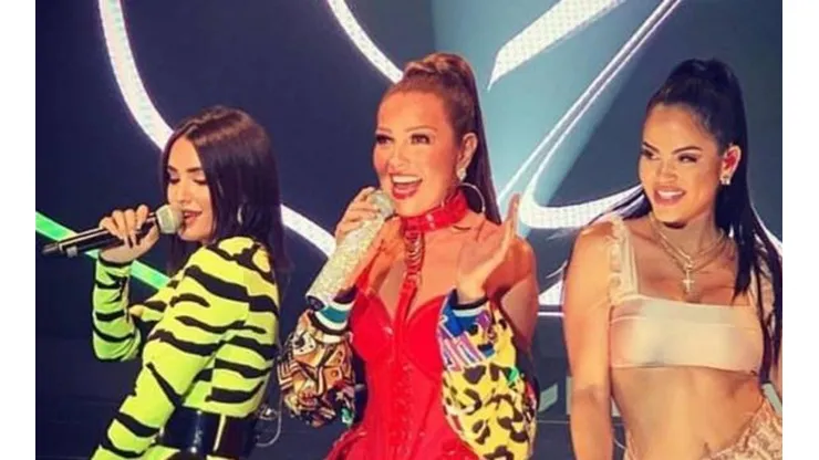 A Lali Espósito le sacaron una divertida foto con Thalía y Natti Natasha y la convirtió en meme