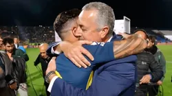 Alfaro y un abrazo con mensaje para Tevez.