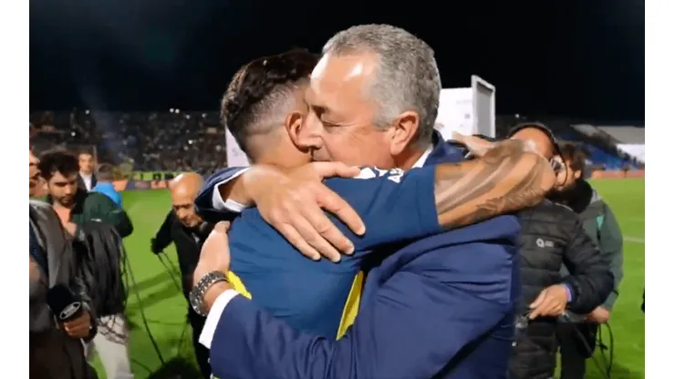 Alfaro y un abrazo con mensaje para Tevez.