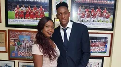 Foto de Yerry Mina junto a su pareja.