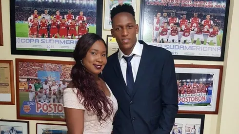Foto de Yerry Mina junto a su pareja.