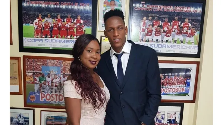 Foto de Yerry Mina junto a su pareja.