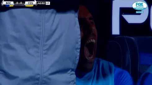 Se quiere ir a ver Showmatch: ¡Tevez metió tremendo bostezo en el banco!