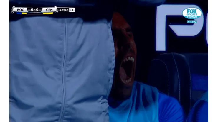 Se quiere ir a ver Showmatch: ¡Tevez metió tremendo bostezo en el banco!