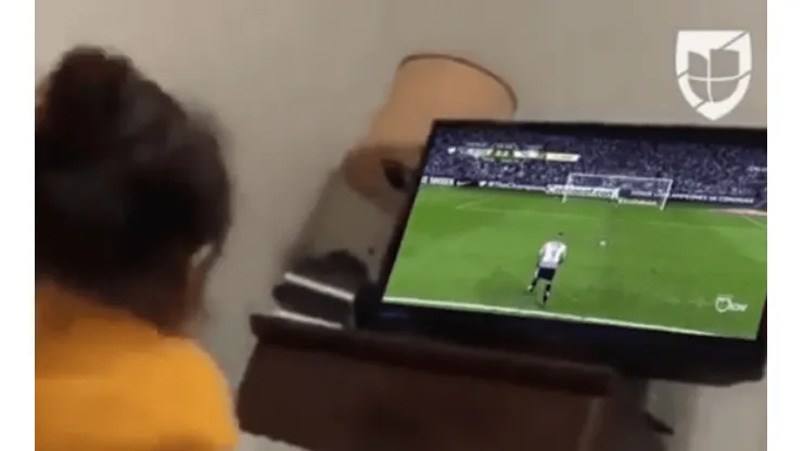 La reacción de una pequeña fanática de Tigres al gol que le dio el título a Rayados.