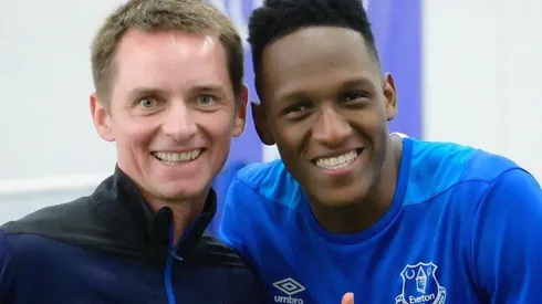 Yerry Mina junto a Dan Donachie, Jefe de Terapia del Everton.