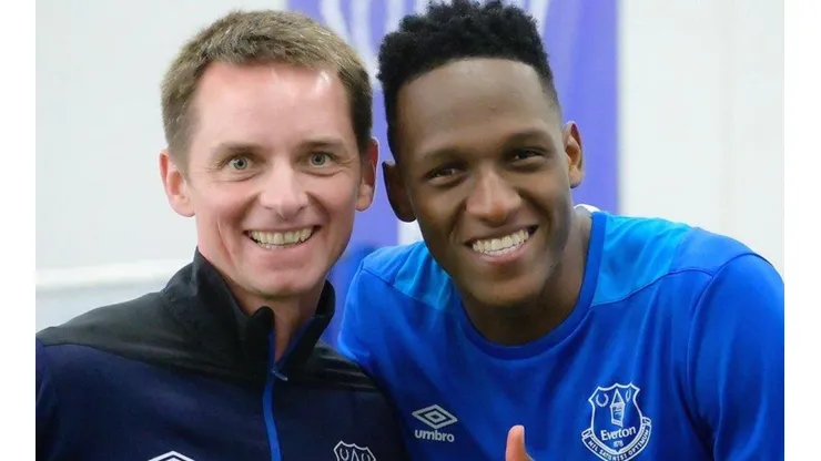 Yerry Mina junto a Dan Donachie, Jefe de Terapia del Everton.