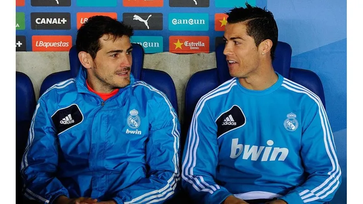 JUNTOS. Iker Casillas y Cristiano Ronaldo en el banco del Real Madrid (Foto: Getty).