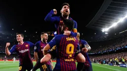 NADIE COMO ÉL. Suárez levanta a Messi después de cerrar el Camp Nou (Foto: Getty).