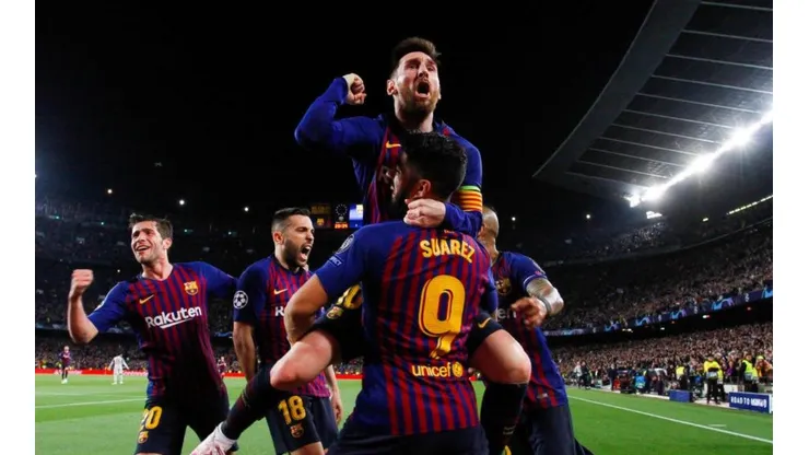 NADIE COMO ÉL. Suárez levanta a Messi después de cerrar el Camp Nou (Foto: Getty).