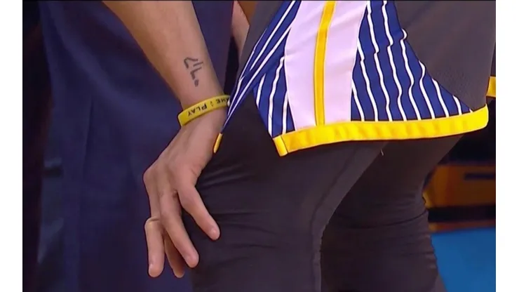 ¡Ouch! Así quedó el dedo lesionado de Stephen Curry en el juego ante los Rockets