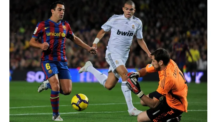 Foto de Iker Casillas enfrentando al Barcelona.