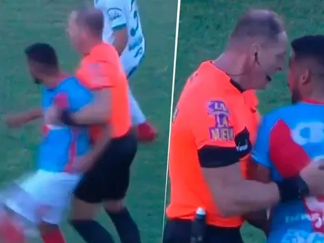 Yo con este no me meto: ¡Pitana separó una pelea zamarreando a un jugador de Arsenal!