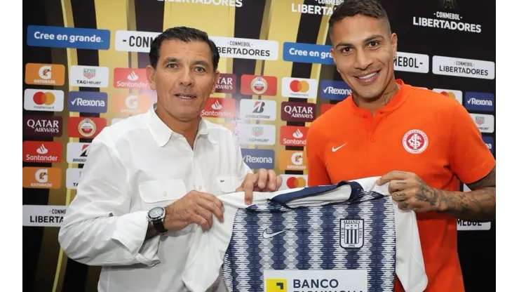 Paolo Guerrero recibió un regalo que conservará toda la vida