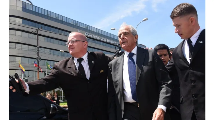 D'Onofrio a punto de ingresar al edificio de Conmebol, días después de la agresión al micro de Boca (Getty)