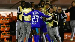 CELEBRA EL GOLEADOR. Jordan Jaime festeja el 1-0 junto al banco de suplentes de Emelec (Foto: Getty).