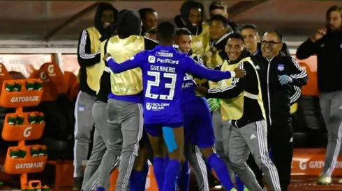 CELEBRA EL GOLEADOR. Jordan Jaime festeja el 1-0 junto al banco de suplentes de Emelec (Foto: Getty).
