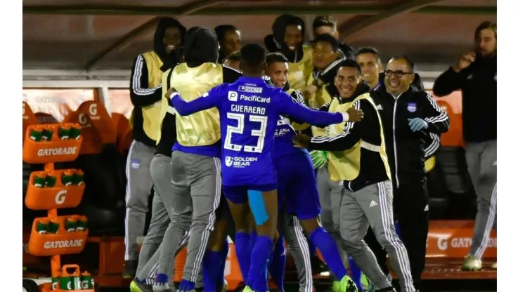 CELEBRA EL GOLEADOR. Jordan Jaime festeja el 1-0 junto al banco de suplentes de Emelec (Foto: Getty).