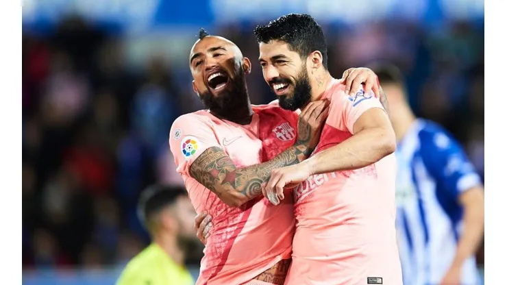 CELEBRACIÓN SUDAMERICANA. Arturo Vidal abraza a Luis Suárez tras el 2-0 (Foto: Getty).
