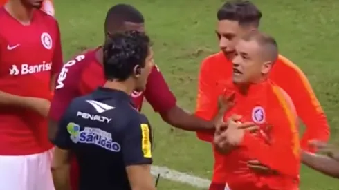 D'Alessandro se volvió loco en la final ante Gremio y terminó expulsado sin jugar ni un segundo