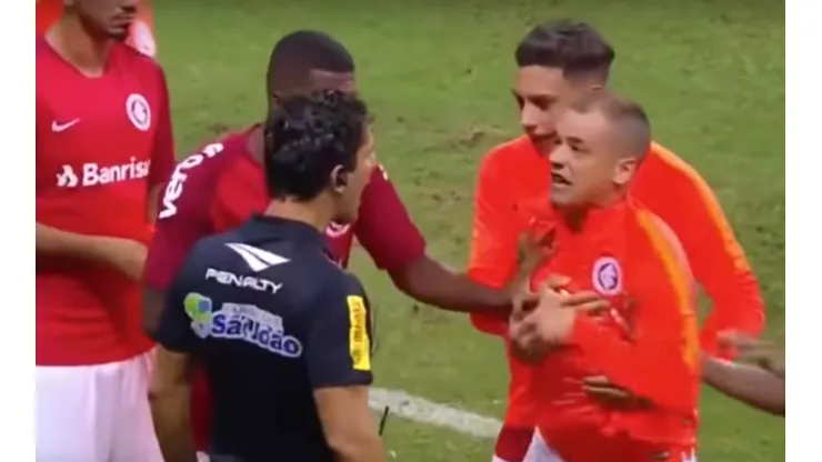 D'Alessandro se volvió loco en la final ante Gremio y terminó expulsado sin jugar ni un segundo