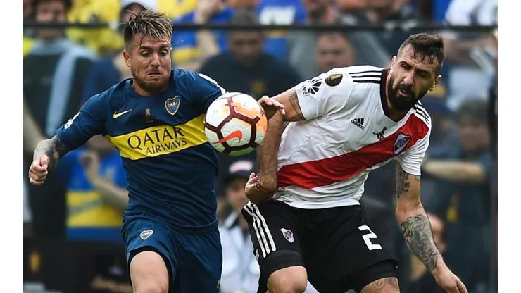 Buffarini disputando un balón con Lucas Pratto, en la ida de la final por Copa Libertadores.