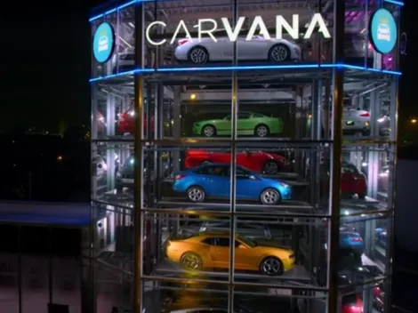Una locura: la concesionaria Carvana presentó con un video una máquina expendedora de autos