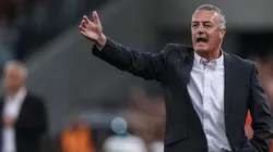 TRAIGAN REFUERZOS. Gustavo Alfaro da órdenes durante un partido de Copa Libertadores (Foto: Getty).