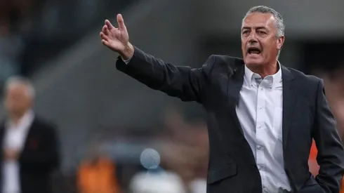 TRAIGAN REFUERZOS. Gustavo Alfaro da órdenes durante un partido de Copa Libertadores (Foto: Getty).
