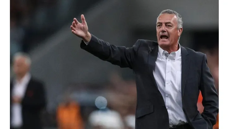 TRAIGAN REFUERZOS. Gustavo Alfaro da órdenes durante un partido de Copa Libertadores (Foto: Getty).
