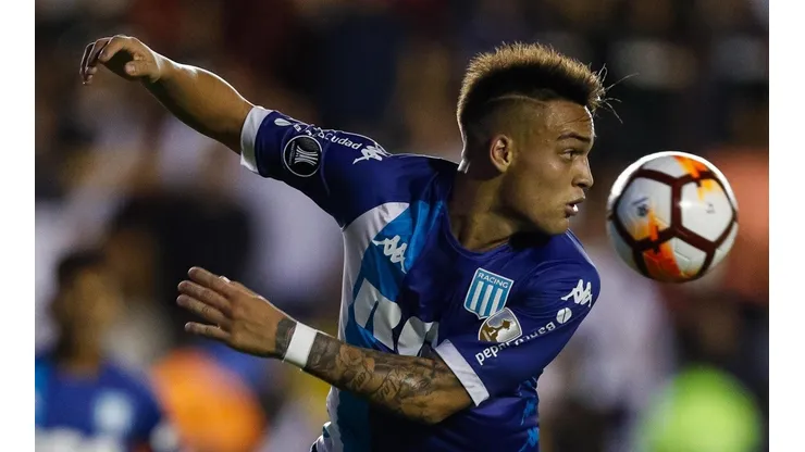 Lautaro Martínez con la camiseta de Racing.