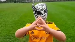 Niño inglés festeja con la máscara de Sin Cara como Raúl Jiménez