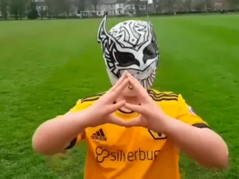 Niño inglés festeja con la máscara de Sin Cara como Raúl Jiménez