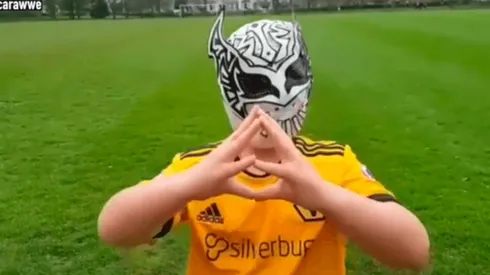 Niño inglés festeja con la máscara de Sin Cara como Raúl Jiménez