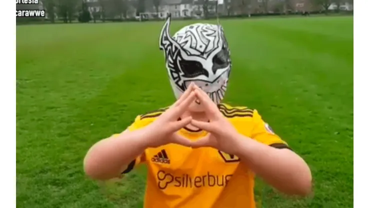 Niño inglés festeja con la máscara de Sin Cara como Raúl Jiménez