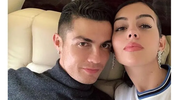 La novia de Cristiano estaba caminando, vio una foto suya en ropa interior ¡y la subió a Instagram!
