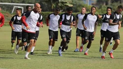 Barras de Universitario entraron sin permiso al entrenamiento y pidieron ganar en los siguientes partidos