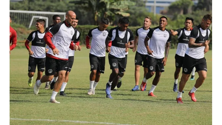 Barras de Universitario entraron sin permiso al entrenamiento y pidieron ganar en los siguientes partidos