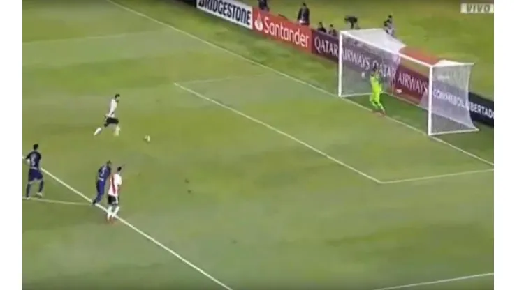 Penal para River, Pratto quiso romperle el arco y la mandó a la tribuna