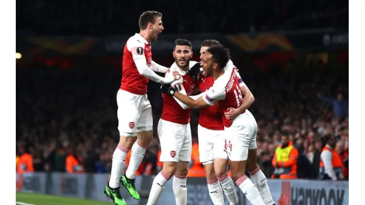 FESTEJO GUNNER. Todo Arsenal celebra el 1-0 inicial ante Napoli en Londres (Foto: Getty).