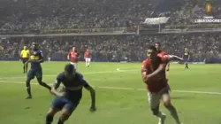 Desde adentro: así explotó La Bombonera cuando Tevez se tiró de cabeza