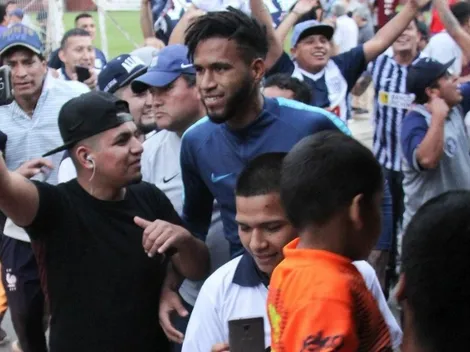 Los siguen en todos lados: Alianza Lima fue sorprendido por sus hinchas en Argentina
