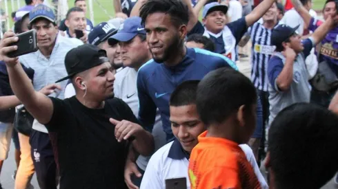 Los siguen en todos lados: Alianza Lima fue sorprendido por sus hinchas en Argentina