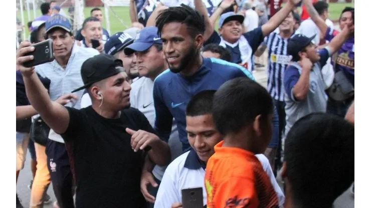 Los siguen en todos lados: Alianza Lima fue sorprendido por sus hinchas en Argentina
