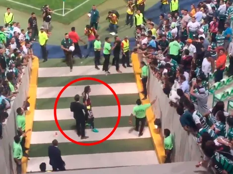 Nahuel Guzmán se plantó ante los aficionados de Santos que le tiraron de todo