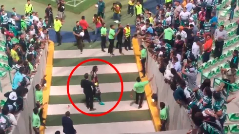 Nahuel Guzmán se plantó ante los aficionados de Santos que le tiraron de todo