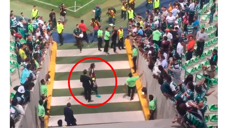 Nahuel Guzmán se plantó ante los aficionados de Santos que le tiraron de todo